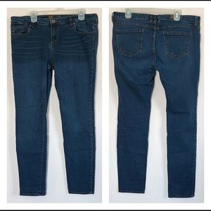 Kut from the Kloth slim straight medium wash jean size 14